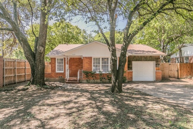 Foto del edificio - Arlington Heights One Story on BEAUTIFUL Lot!