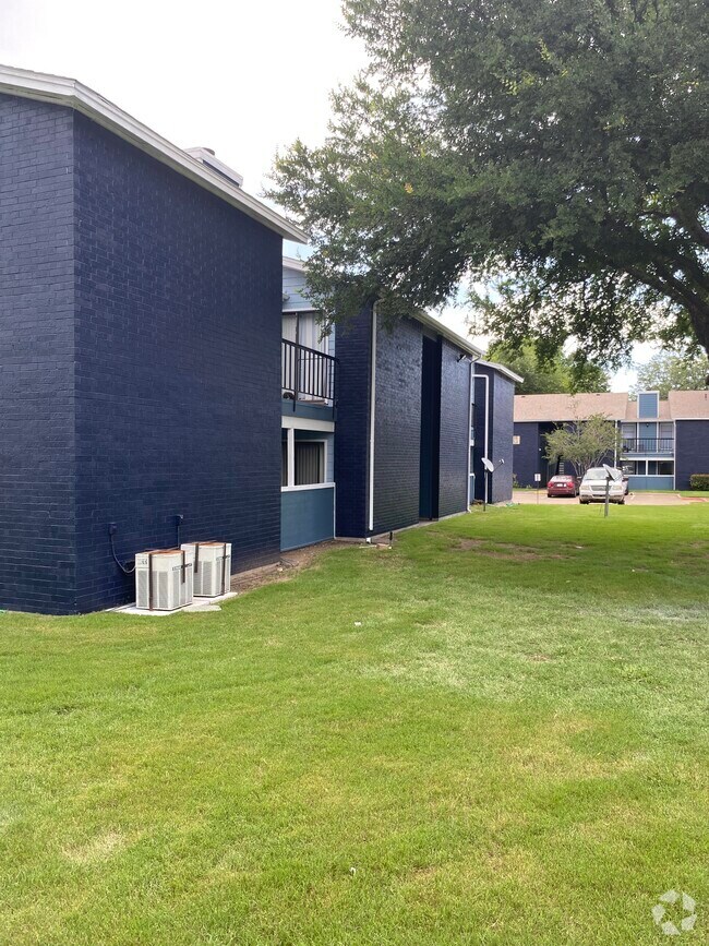 Blake Meadows Apartments for Rent with Hardwood Floors Fort Worth, TX