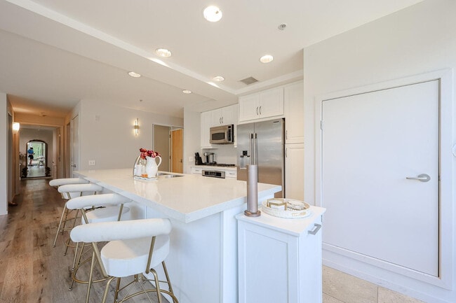 Building Photo - 7137 E Rancho Vista Dr