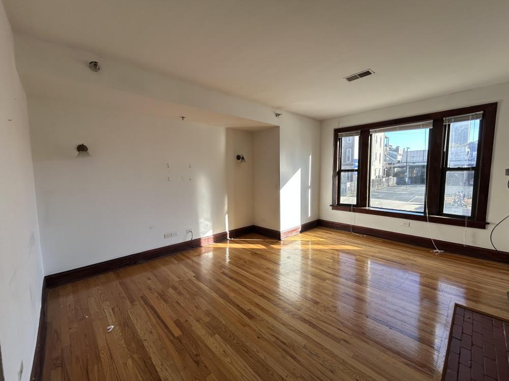 Foto principal - 2 bedroom in Chicago IL 60613