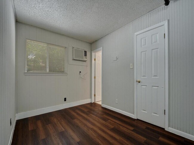 Foto del edificio - 4712 Depew Ave