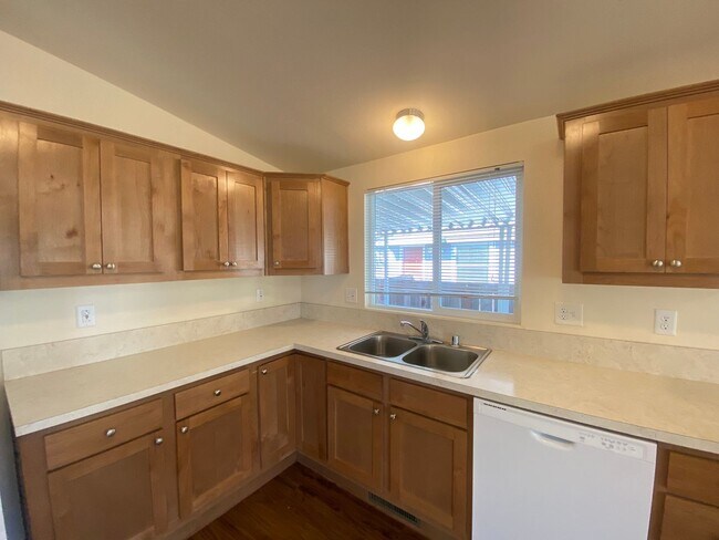 Foto del edificio - 3 Bedroom Mobile Home for Rent in Santa Rosa