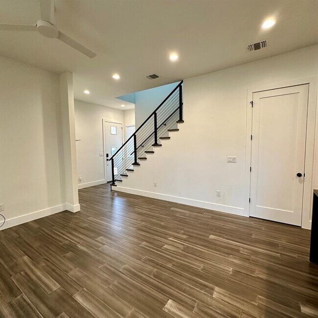 Foto del edificio - 5417 Blue Bird Ln