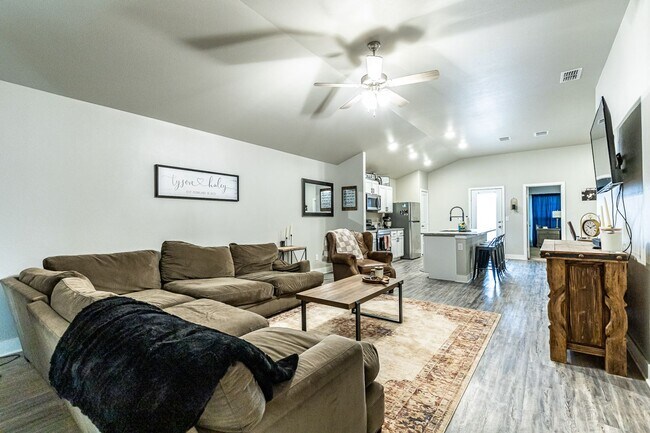 Building Photo - Beautiful Home Located In Bell Farms