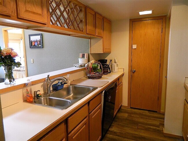 Foto del edificio - Summer Seasonal Rental- Lake Forest E301