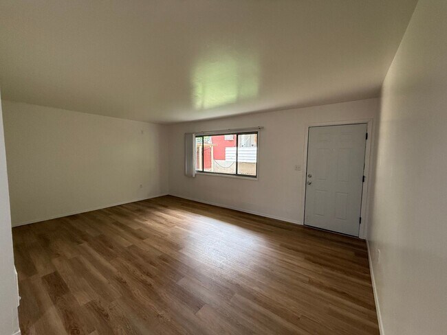 Foto del edificio - 1218 West 10th (New)