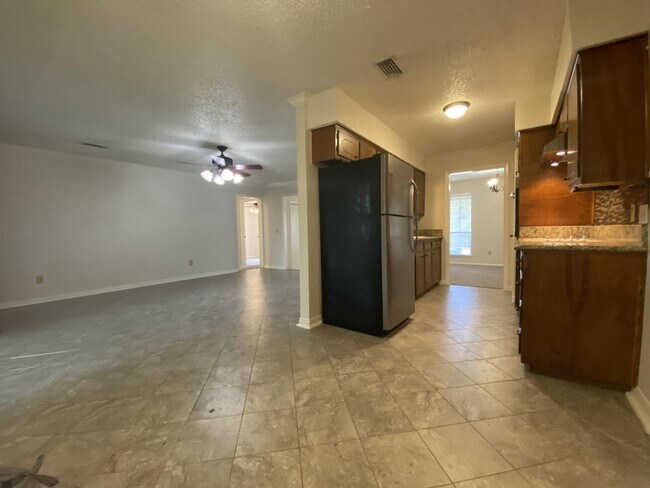 Foto del edificio - 116 Lakeway Dr