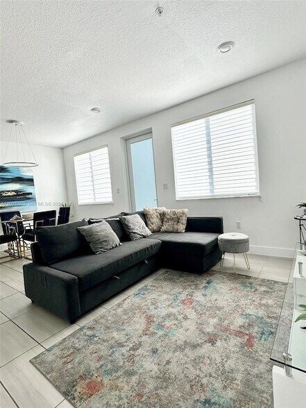 Foto del edificio - 6401 NW 103rd Pl