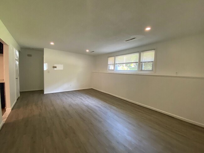Foto del edificio - 128 Cheryl Ln