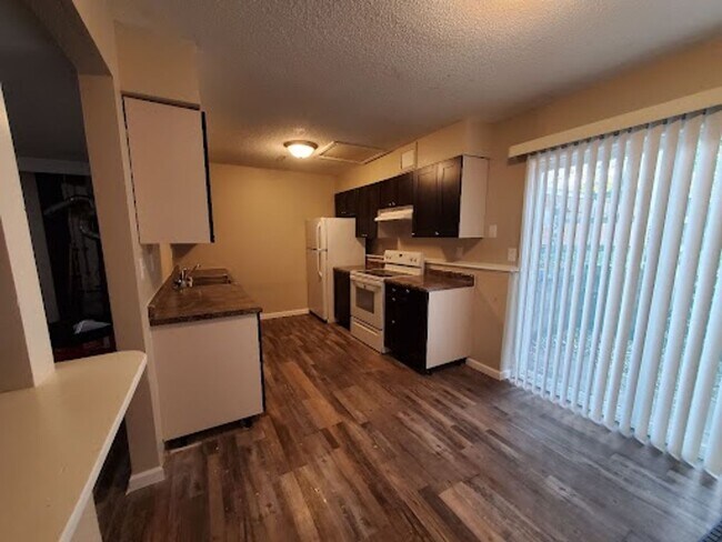 Foto del edificio - 3 Bedroom, 1 Bathroom split level bi-attac...