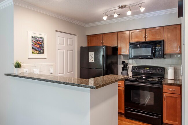 Cocina eléctrica con horno, microondas y lavavajillas. - 2518 Cranbrook Lane