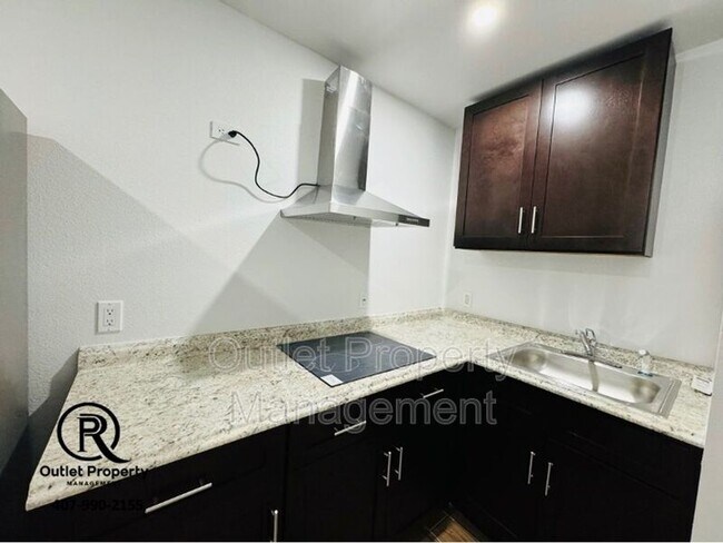 Foto del edificio - 1649 Lake Dr
