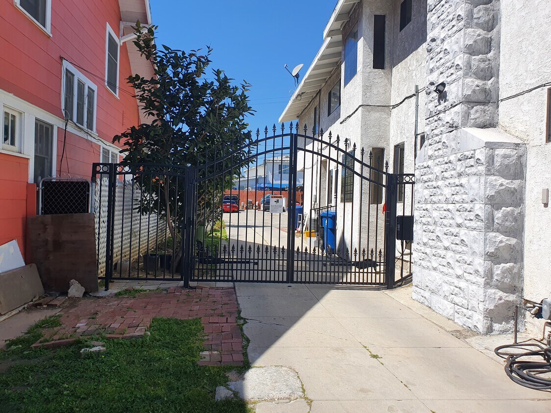 117 S Kingsley Dr Unit Duplex B, Los Angeles, CA 90004 Apartments in