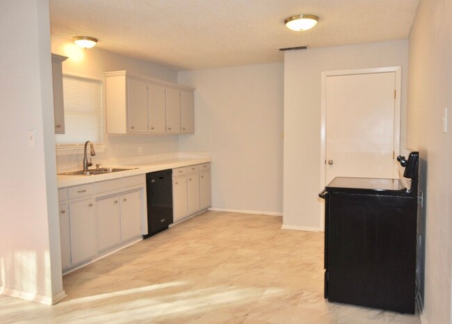 Building Photo - COMING SOON - FOR LEASE! Cute 2 BR - 1 BA ...