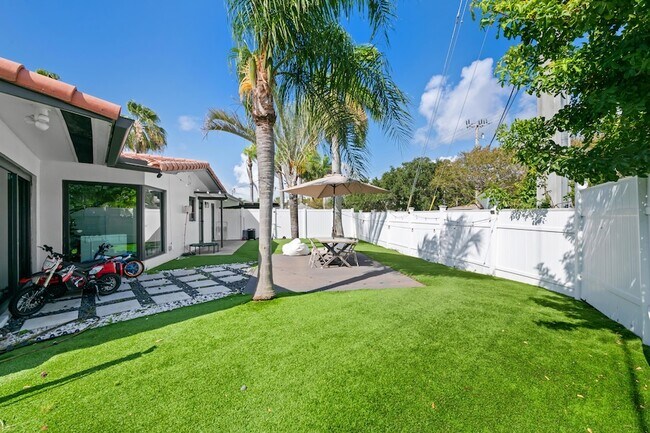 Foto del edificio - 2601 NE 8th Ct