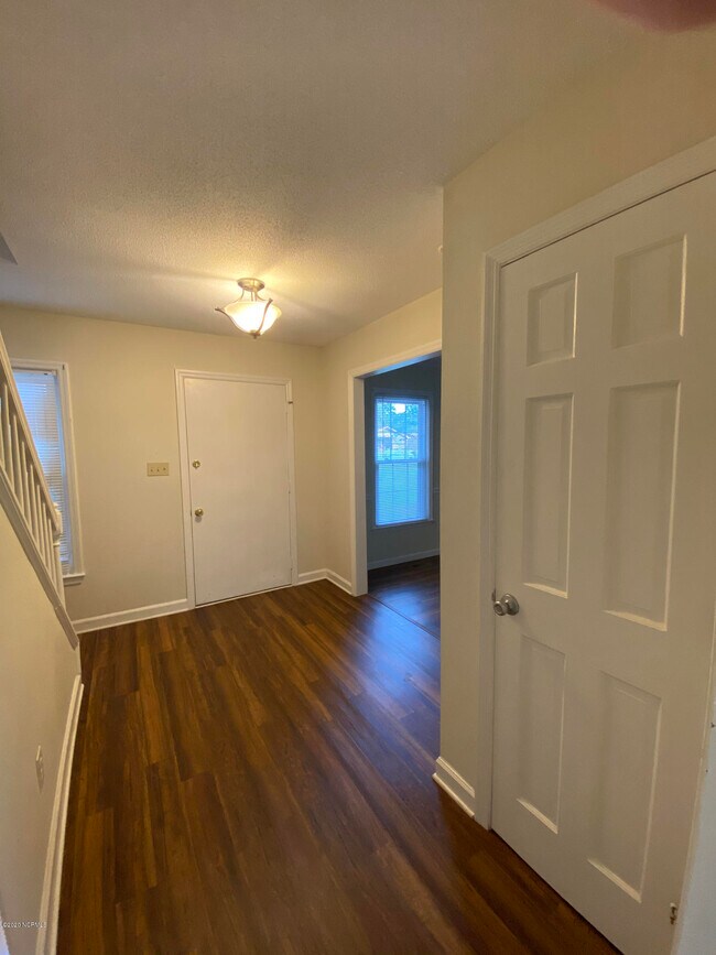 Building Photo - 502 Plantation Dr