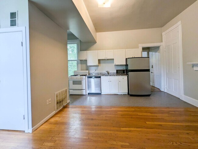 Building Photo - 32 Conklin St