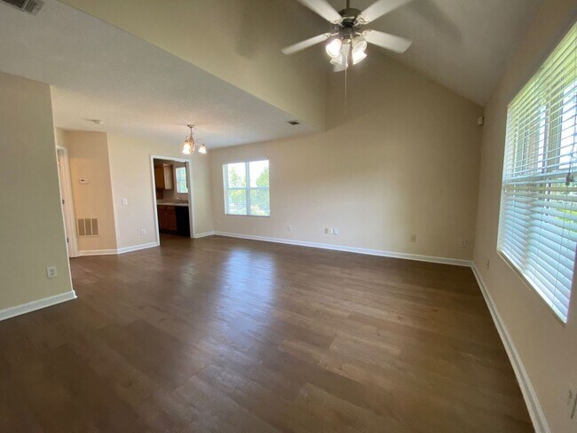 Foto del edificio - PRE-LEASING FOR AUGUST 2 2026! FENCED IN BACK YARD! 1/2 Off Deposit!