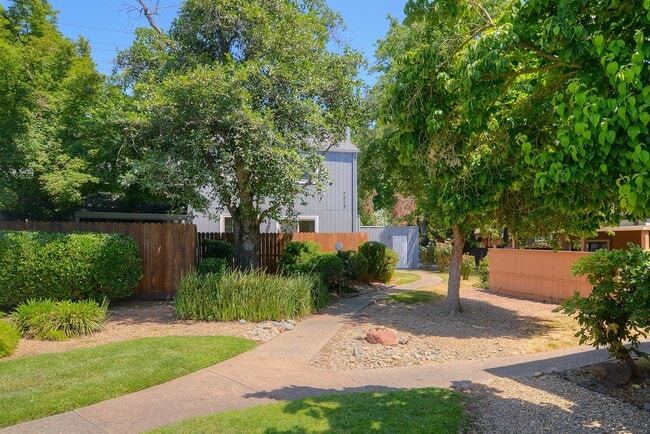 Building Photo - GORGEOUS REMODELED 3 BED CONDO IN GATE COM...