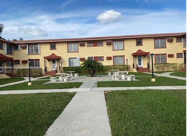 Building Photo - 661 SW 11th St