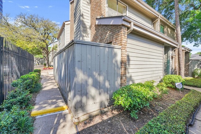 Building Photo - 2601 Augusta Dr