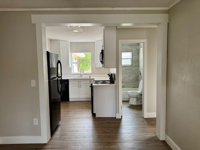 Building Photo - 2420 Edwin St NE