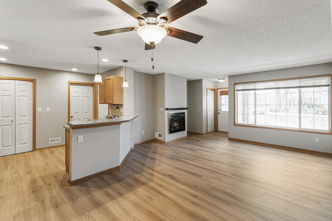 Building Photo - 150 S Prairie View Dr