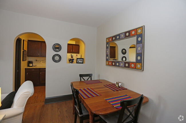 Junior 1HAB, 1BA - Área de comedor - 304 W Touhy Ave