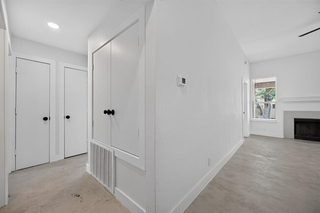 Building Photo - 14511 Oliphant St
