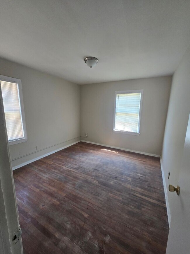 Foto del edificio - Partially updated spacious home