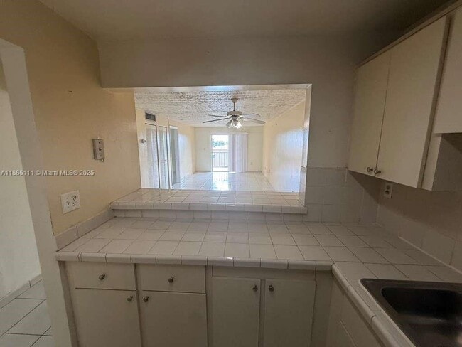 Foto del edificio - 6055 W 19th Ave