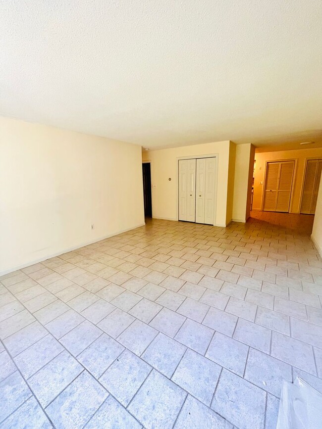 Building Photo - Two Bed, Two Full Bath Condo in Portsmouth...