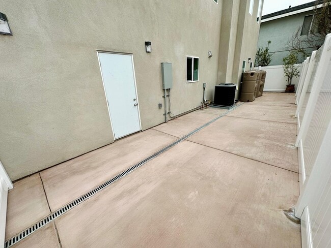 Building Photo - 8916 Whitworth Dr
