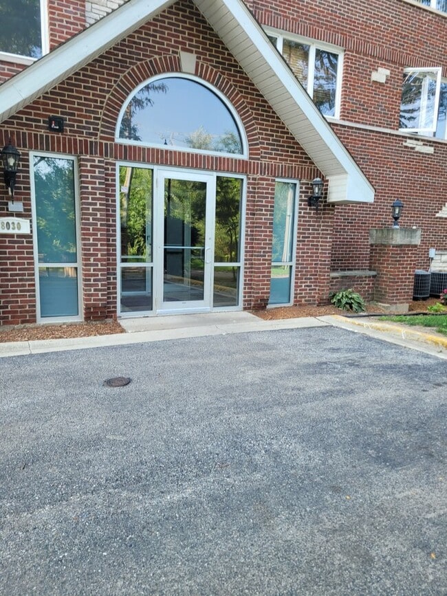 Building Photo - 8030 Riverwalk Dr
