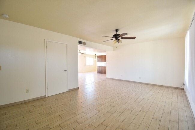 Foto del edificio - 6819 N 64th Ave