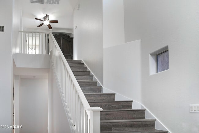 Foto del edificio - 42275 W Calle St