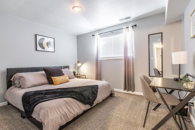 Building Photo - The Gateway at Skyline