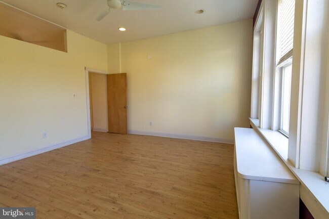 Building Photo - 3853 Lancaster Ave