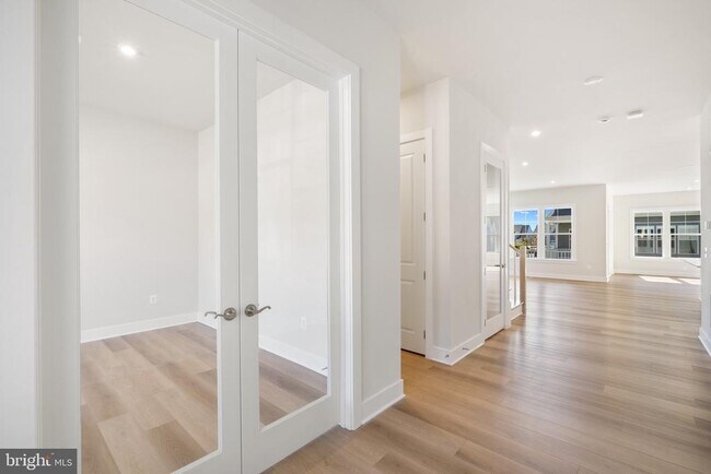 Building Photo - 823 Warlander Dr SW