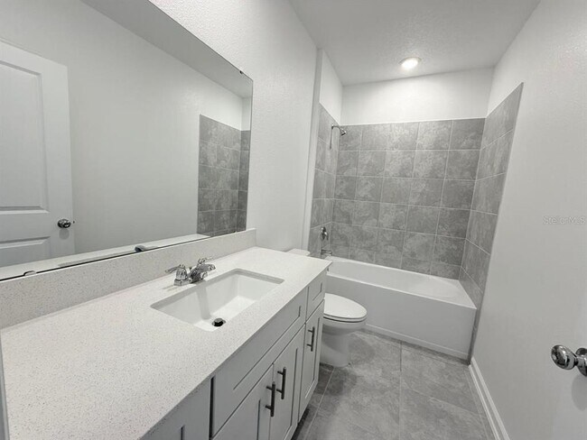 Building Photo - 5750 Gingham Dr
