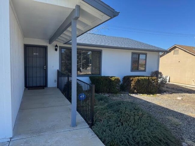 Building Photo - Cute 3 Bedroom 2 Bath 2 Car Garage Home in "Prescott Valley"