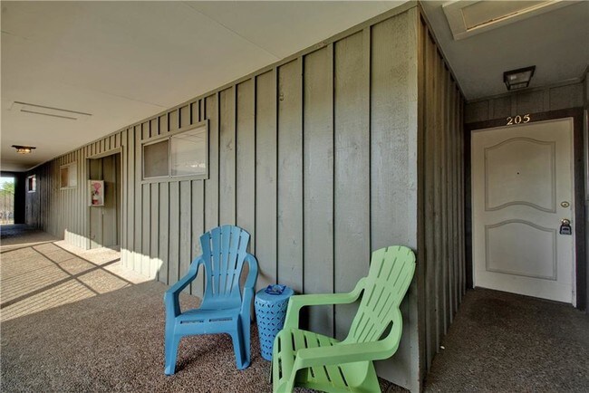 Building Photo - 620 W 51st St
