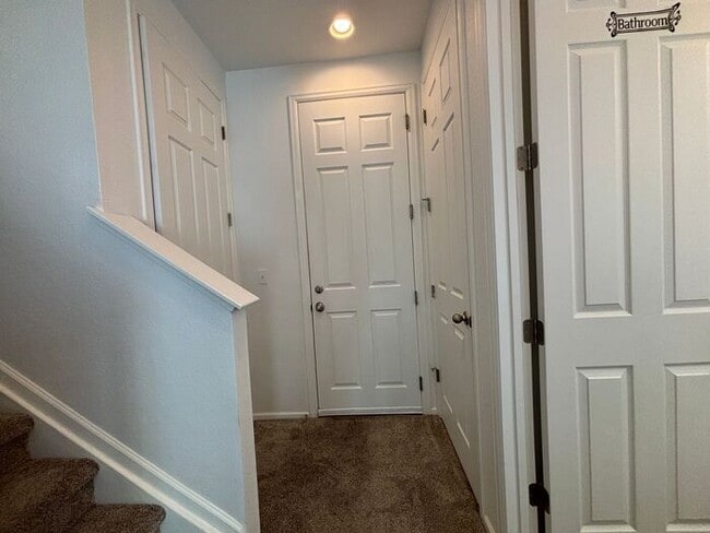 Building Photo - Beautiful 3-Bedroom Townhome with Modern A...
