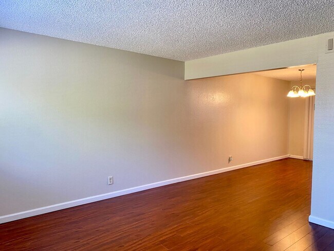 Foto del edificio - COMING SOON! $2790 - GORGEOUS 2 BEDROOM TOWNHOUSE IN PARKMONT AREA OF CENTRAL FREMONT