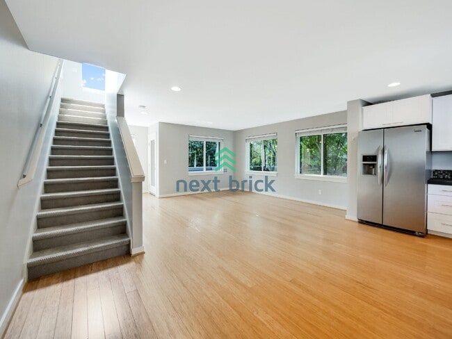 Building Photo - Welcome to this charming 3-bedroom, 2-bathroom home