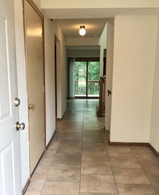 Foto del edificio - 4 Bedroom Townhouse with 1 Car Garage - UP...