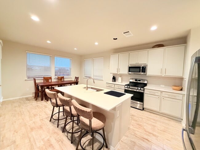 Building Photo - 1204 Flint Knapper Dr