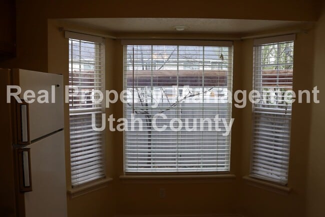 Building Photo - Short term Lease! Pet Friendly Townhome