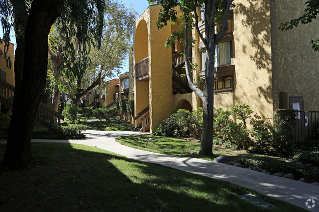 Building Photo - Huntington Meadows