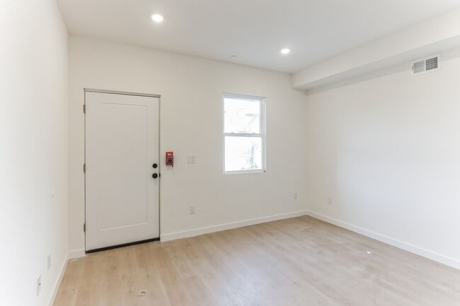 Photo - 812 N Holly St Apartment